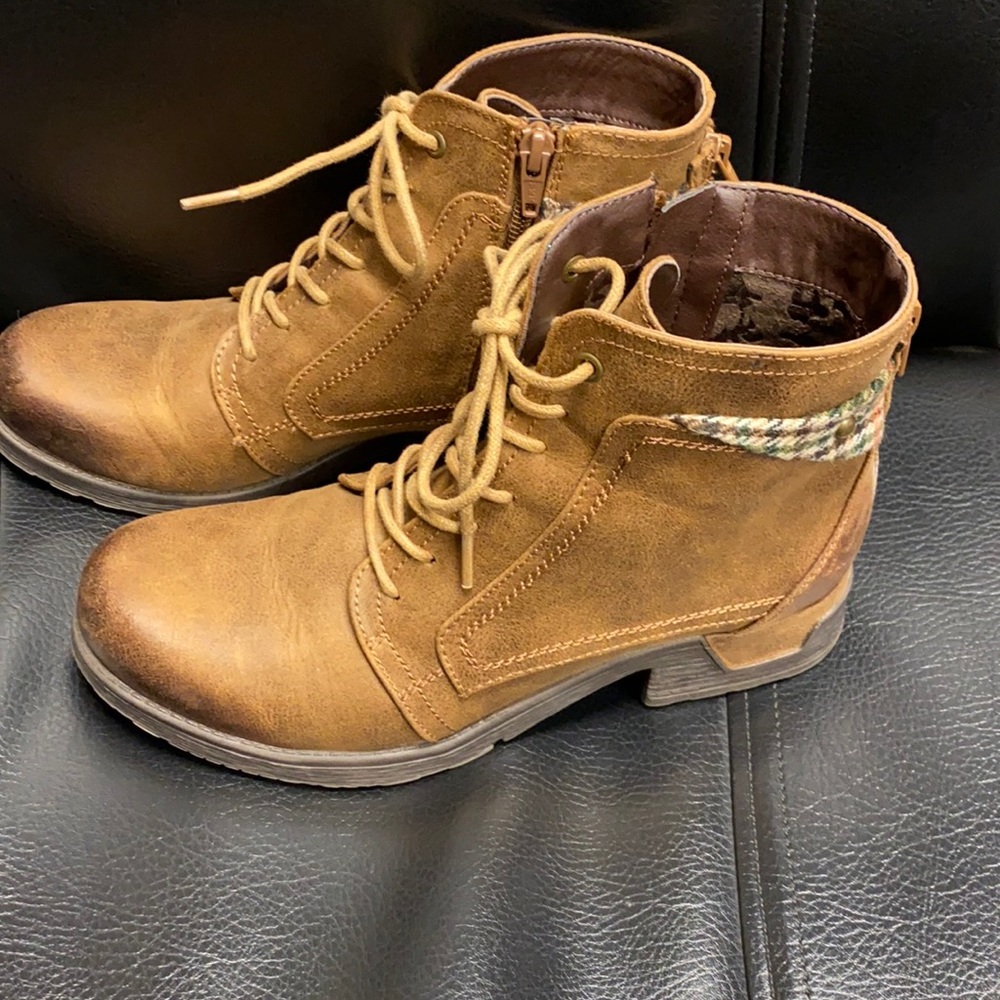 Size 8 M White Mountain booties.